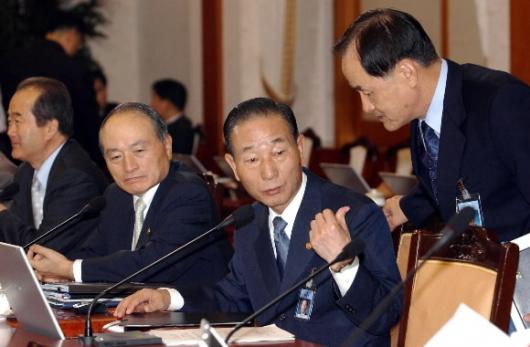 22일 청와대에서 국무회의를 갖기 앞서 조영길(오른쪽 두번째) 국방장관이 권진호(오른쪽) 국가안보보좌관과 얘기를 나누고 있다. 청와대 사진기자단