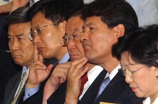 심각한 與의원들 열린우리당 의원들이 22일 신행정수도와 관련한 정책 의총에서 김선일씨 피랍 사건에 관한 긴급 보고를 들으며 심각한 표정을 짓고 있다.왼쪽부터 김원웅·최성·유재건·임종인·한명숙 의원. 오정식기자 oosing@seoul.co.kr