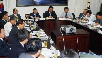 지난 21일 본사 6층 회의실에서 열린 2004 뉴타운 엑스포 자문회의에서 자문위원들이 진지하게 토론하고 있다. 남상인기자 sanginn@seoul.co.kr