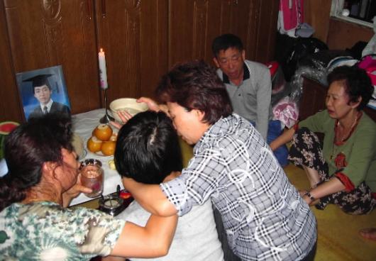 피살소식이 전해진 김선일씨 가족들이 오열…