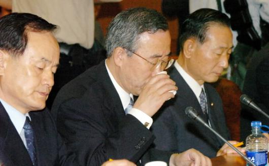 속타는 潘외교 반기문 외교통상부 장관이 김선일씨 피살사건과 관련해 23일 외교부 청사에서 열린 당·정·청 합동 대책회의에서 속이 타는 듯 물을 마시고 있다. 손원천기자 angler@seoul.co.kr