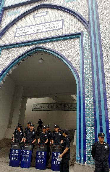 김선일씨가 피살됐다는 소식이 전해진 뒤 경찰이 만일의 사태에 대비,서울 용산구 이태원에 위치한 이슬람 사원을 경비하고 있다. 안주영기자 jya@seoul.co.kr