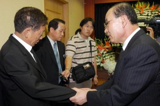 허성관 행정자치부 장관이 23일 이라크에서 피살된 김선일씨의 분향소가 마련된 부산 동구 거제동 부산의료원을 찾아 김씨의 부친 김종규씨를 위로하고 있다. 부산 왕상관기자 skwang@seoul.co.kr