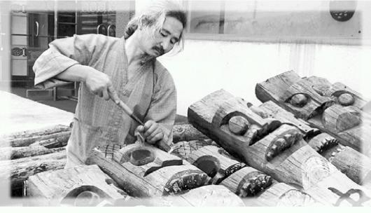 장승을 다듬고 있는 갈촌 이도열 선생