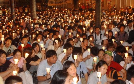지난 23일 광화문 교보문고 앞 소공원에서 …