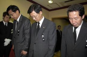 열린우리당 신기남 의장과 천정배 원내대표,김근태(왼쪽부터) 전 원내대표가 23일 오후 부산 의료원에 차려진 고 김선일씨 빈소를 찾아가 조문하고 있다. 국회사진기자단