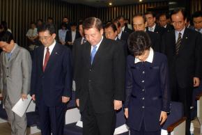 박근혜(앞줄 오른쪽) 대표 등 한나라당 국회의원들이 23일 의원총회에 앞서 김선일씨의 명복을 비는 묵념을 하고 있다. 최해국기자 seaworld@seoul.co.kr