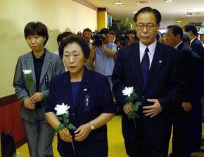 23일 민주노동당 김혜경(가운데) 대표와 권영길(오른쪽)·최순영 의원이 부산 의료원에 마련된 고 김선일씨 빈소로 들어서고 있다. 국회사진기자단
