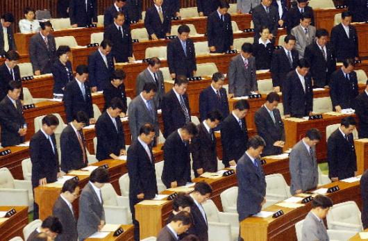 김선일씨 피살사건을 다루기 위해 24일 국회 본회의장에서 열린 긴급 현안질문에 앞서 여야 의원들이 묵념하고 있다.  남상인기자 sanginn@seoul.co.kr