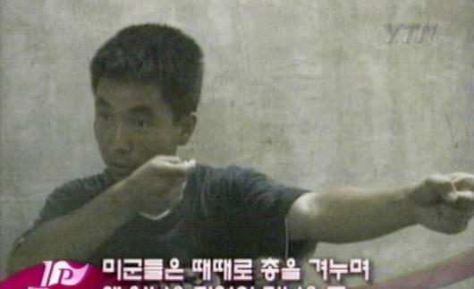 APTN이 지난 3일 입수해 24일 공개한 비디오테이프의 김선일씨.짧은 머리에 면도까지 한 깔끔한 모습으로 팔루자에 갔을 때 미군이 자신에게 총을 겨눈 모습을 흉내내고 있다. YTN 화면 촬영