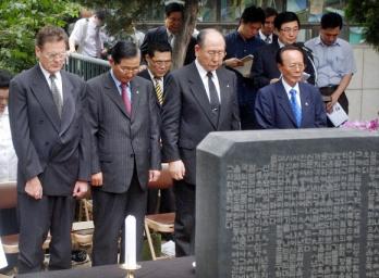 24일 서울 마포구 양화진 외국인묘지공원에서 열린 ‘베델 선생 서거 95주년 기념대회’에서 참석자들이 선생의 뜻을 기리며 묵념을 하고 있다.앞줄 왼쪽부터 크리스토퍼 로빈스 주한영국대리대사,채수삼 서울신문 사장,장충식(단국대 이사장) 대회장,진채호 베델선생기념사업회장.
 이종원기자 jongwon@seoul.co.kr