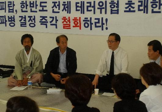 민주노동당 의원들이 이라크 추가파병 철회를 요구하며 25일 국회에서 나흘째 농성을 이어가고 있다.왼쪽부터 강기갑 단병호 권영길 천영세 의원. 남상인기자 sanginn@seoul.co.kr