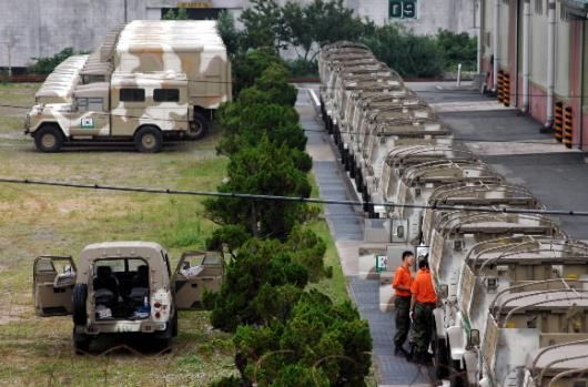 이라크에 파병될 자이툰 부대가 사용할 군용차량들이 선적을 앞두고 25일 부산항 인근 모처에 대기해 있다. 부산 왕상관기자 skwang@seoul.co.kr