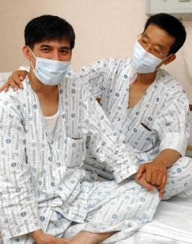 30년 친구에게 자신의 간을 떼어준 철도청 기관사 박상응(왼쪽)씨와 박씨 덕분에 생명을 다시 얻은 권오상씨가 25일 서울대병원에서 피보다 진한 우정을 얘기하며 손을 굳게 맞잡고 있다. 안주영기자 jya@seoul.co.kr