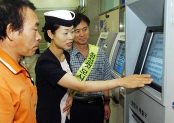 25일 서울 동대문구청 민원실 도우미가 민원인에게 무인증명서 발급기 사용법을 알려주고 있다.동대문구청은 본사와 국민고충처리위원회가 공동 주최한 옴부즈만 대상 시상식에서 국무총리 표창을 받는다. 김명국기자 daunso@ seoul.co.kr