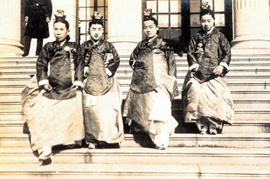 *궁궐 계단을 내려오고 있는 한말 상궁들의 모습.당당한 표정과 활기찬 걸음걸이에서 ‘궁궐 여인’으로서의 내적 자부심을 읽을 수 있다.