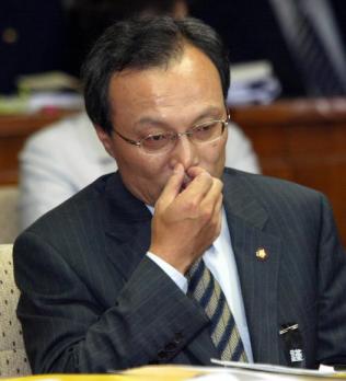 이해찬 총리후보자 청문회장에서 심각한 표…