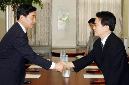 27일 오전 국회에서 열린우리당 이종걸(왼쪽) 원내 수석부대표와 한나라당 남경필 원내 수석부대표가 김선일씨 피살사건 국정조사 합의를 위한 접촉에 앞서 악수하고 있다. 남상인기자 sanginn@seoul.co.kr