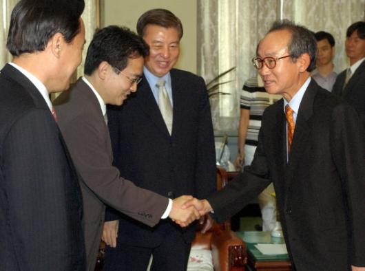 "잘 부탁합니다" 전윤철(오른쪽) 감사원장이 28일 국회를 방문,한나라당 김덕룡(오른쪽 두번째) 원내대표와 남경필 원내 수석부대표(오른쪽 세번째) 등에게 감사원의 ‘김선일씨 피살사건’ 감사와 관련해 정치권의 이해를 요청하고 있다. 최해국기자 seaworld@seoul.co.kr