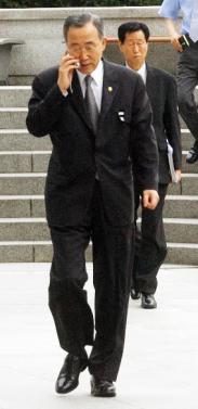 반기문 외교통상부 장관이 28일 외교부 청사로 들어서며,누군가와 휴대전화로 통화하고 있다. 김명국기자 daunso@seoul.co.kr