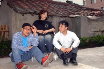 386세대를 위한 창작뮤지컬 '달고나'를 만든 세 주역. 왼쪽부터 조광화 연출가,오은희 작가,김종헌 프로듀서. 최해국기자 seaworld@seoul.co.kr