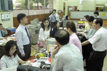 28일 한미은행 놎의 파업으로 서울 종로지저을 찾은 고객들은 오랜시간 기다리는 등 불편을 겪었다. 이호정기자 hojeong@seoul.co.kr