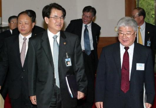 송광수(앞줄 왼쪽부터) 검찰총장,강철규 공정거래위원장,이남주 부패방지위원장 등이 29일 청와대에서 열린 반부패기관협의회에 참석하기 위해 회의실로 들어가고 있다. 청와대 사진기자단