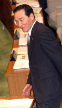 한나라당 박창달 의원이 29일 국회 본회의에 상정된 자신에 대한 체포동의안이 부결되자 웃으며 자리에서 일어서고 있다. 최해국기자 seaworld@seoul.co.kr