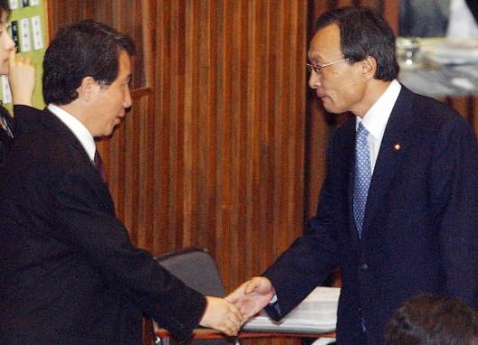 29일 국회 본회의장에서 국무총리 임명동의안 표결에 앞서 이해찬(오른쪽) 국무총리 후보 지명자가 열린우리당 김근태 의원과 악수하고 있다. 남상인기자 sanginn@seoul.co.kr