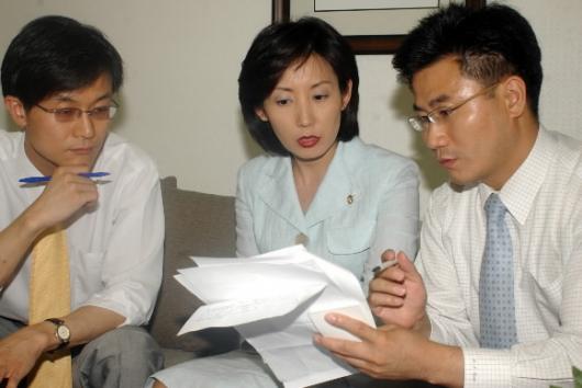 한나라당 나경원 의원이 22일 국회 의원회관에서 보좌관과 정책관련 회의를 하고 있다. 최해국기자 seaworld@seoul.co.kr