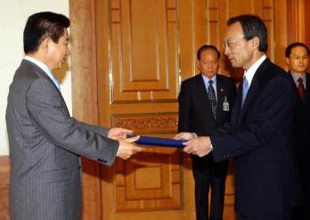 노무현 대통령이 30일 청와대에서 신임 이해…