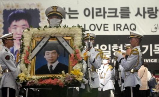 영결식장으로 끝없이 배우고자 한 김선일씨의 학구열을 상징하듯 학사모를 쓴 모습을 담은 고인의 영정이 30일 오전 경찰의장대의 호위를 받으며 영결식장인 부산 동래구 사직동 사직실내체육관으로 들어서고 있다. 부산 왕상관기자 skwang@seoul.co.kr