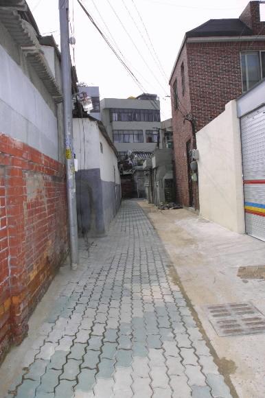 계산성당에서 동아쇼핑까지 좁은 골목길인 뽕나무 골목.  최근 시인 이상화의 고택 철거문제로 여론의 조명을 받고 있다.