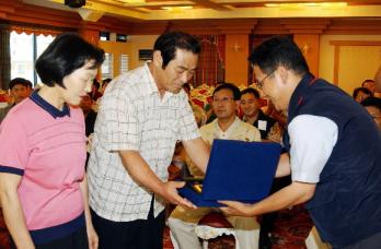 김영철 지부장(오른쪽)이 강기천씨 부부에게 기념패를 전달하고 있다. 제주시 제공