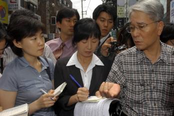 정동채 문화관광부 장관의 인사청탁 의혹을 폭로한 성균관대 정진수 교수가 지난1일 혜화동의 한 카페에서 기자회견을 마치고 기자들의 질문에 답하고 있다. 서울신문 포토라이브러리