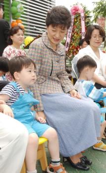 어린이집 개소 한나라당 박근혜 대표가 1일 서울 염창동 중앙당사에 지은 어린이집 개소식에 참석한 뒤 어린이들과 즐거운 시간을 갖고 있다. 최해국기자 seaworld@seoul.co.kr