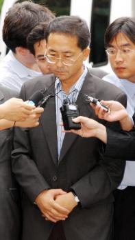 김선일씨 피살사건의 의혹을 풀어줄 핵심인물인 가나무역 김천호 사장이 지난 1일 오후 조사를 받기 위해 서울 종로구 삼청동 감사원 청사로 들어서고 있다. 서울신문 포토라이브러리