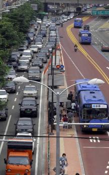 중앙버스전용차로제 시행 첫날인 지난1일 오전 서울 성북구 미아로.버스전용차로는 시원한 흐름을 보였지만 승용차들은 거북이 운행을 하며 극심한 체증에 시달렸다. 서울신문 포토라이브러리