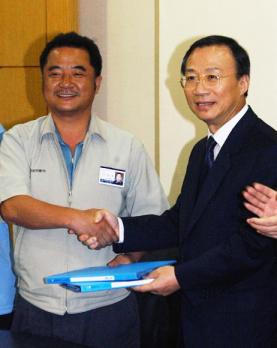 김동진 한국자동차공업협회 회장(오른쪽)과 이상욱 현대차 노조위원장이 2일 서울 강서구 등촌동 자동차공업협회 사무실에서 완성차업계 노사협의체 구성에 관한 조인식을 갖고 있다. 손원천기자 angler@seoul.co.kr