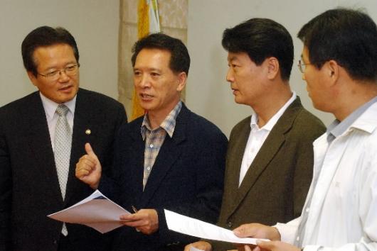 全大 어떻게 4일 강서구 염창동 당사에서 한나라당 정의화(왼쪽부터) 의원,김형오 사무총장,한선교 대변인,권오을 의원 등이 전당대회 문제 등 현안에 대해 의견을 나누고 있다. 오정식기자 oosing@seoul.co.kr