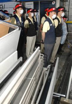 한미은행 파업사태가 열흘째 계속되고 있는 가운데 한미은행 노조원들이 4일 서울 다동 본사 로비에서 정부의 공권력 투입설 등에 대비해 모임을 갖고 있다. 도준석기자 pado@seoul.co.kr