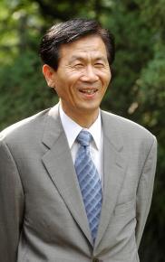 월급을 털어 혼자사는 노인들을 위한 공동체 '효천'을 꾸려가고 있는 감사원 김진영 과장. 츨퇴근길 지하철에서 만나는 걸인들도 그냥 지나치지 못하고 1000원짜리 지폐를 손에 꼭 쥐어주곤 한다.  "사랑의 실천은 결코 특별한 일이 아닌 누구나 할 수 있는 일"이라며 나눔의 기쁨이 묻어나는, 하회탈같은 웃음을 지어보였다. 손원천기자 angler@seoul.co.kr