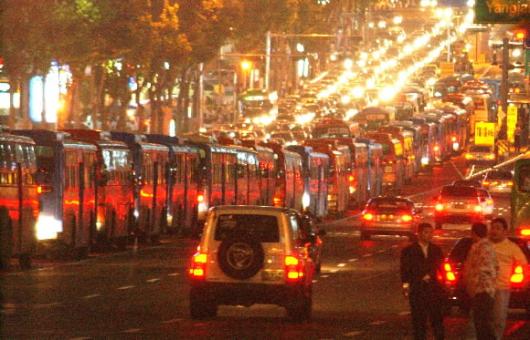 강남역 주변 중앙버스전용차로가 3일 새벽 …