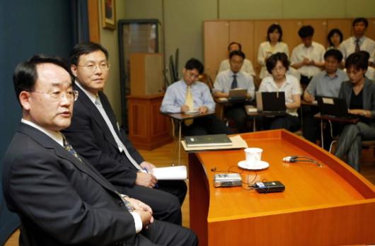 박정규(왼쪽) 청와대 민정수석비서관이 5일…