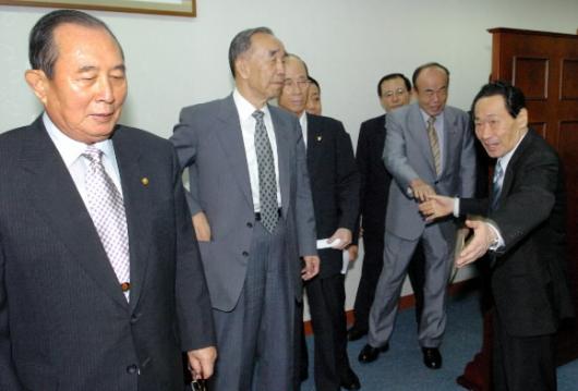 6일 의문사진상규명위원회 한상범(오른쪽) …