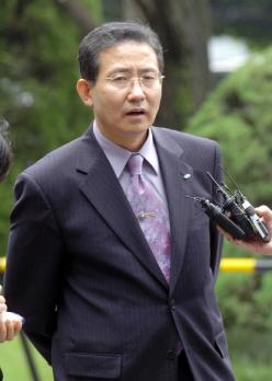 김천호 사장의 형인 김비호씨가 6일 오전 감사원 조사를 받기 위해 출두하기 전 기자들의 질문에 답하고 있다. 정연호기자 tpgod@seoul.co.kr