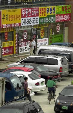 지난 6월6일 충북 청원군 오송일대의 부동산 중개업소가 신행정수도 낙점의 반사이익을 노린 외지인 차량으로 북적거리고 있다.  서울신문포토라이브러리