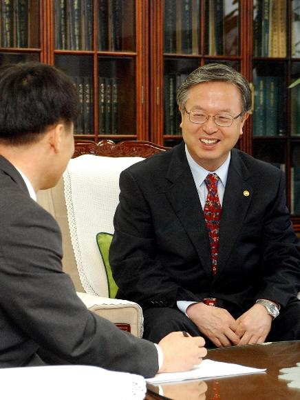 안병영 교육 부총리가 대학 교육과 연구의 질을 높이기 위한 대학의 구조개혁은 시대적 교육과제라고 강조하고 있다. 교육부는 조만간 대학구조 개혁안을 확정해 올해부터 시행하기로 했다. 강성남 기자 snk@seoul.co.kr