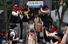 농성장 이동 한미은행 본점에서 12일째 농성을 벌이고 있던 노조원들이 6일 경기도 여주시에 위치한 한국노총 연수원으로 옮겨 농성하기 위해 본점 건물에서 나오고 있다. 정연호기자 tpgod@seoul.co.kr