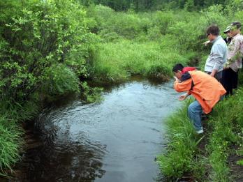 관광객들이 두만강 상류에서 손을 씻고 있다…